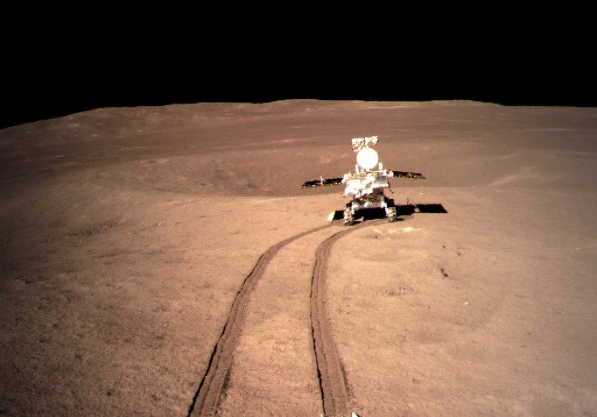 El rover chino Yutu-2 en 2018, poco después de empezar a recorrer la cara oculta de la Luna