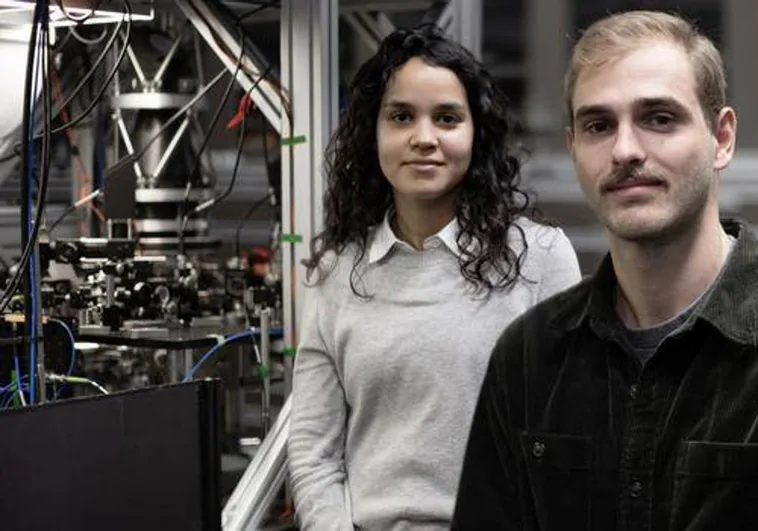 Los autores principales del estudio, Vanessa Olaya Agudelo y el Dr. Christophe Valahu, frente a la computadora cuántica en el Sydney Nanoscience Hub utilizada en el experimento