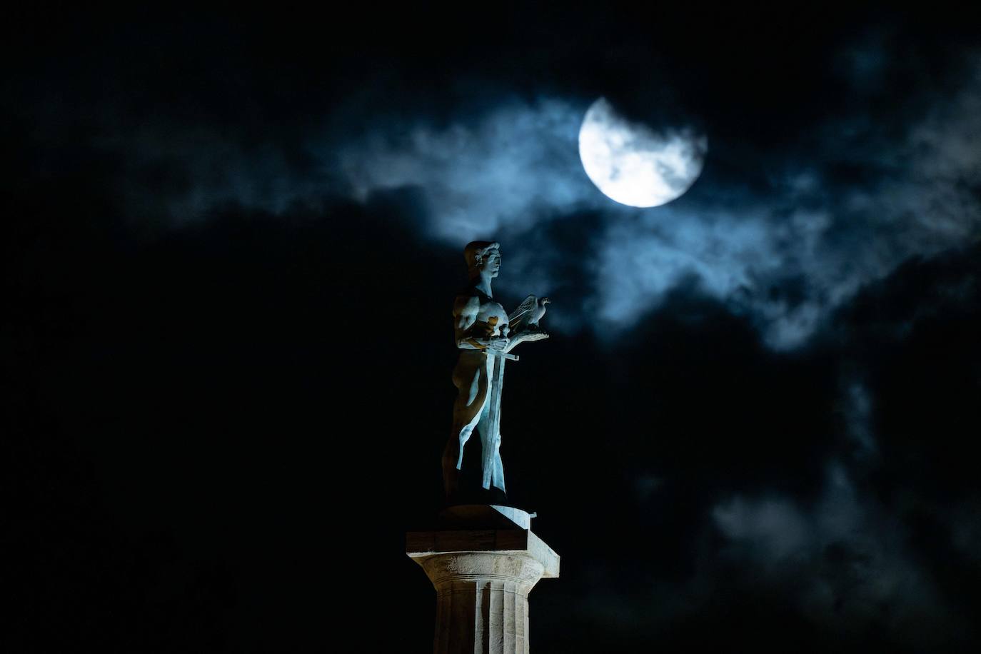 Así se vio la Superluna Azul por detrás del emblemático monumento «El Vencedor» («Pobednik» en serbio) de Belgrado 