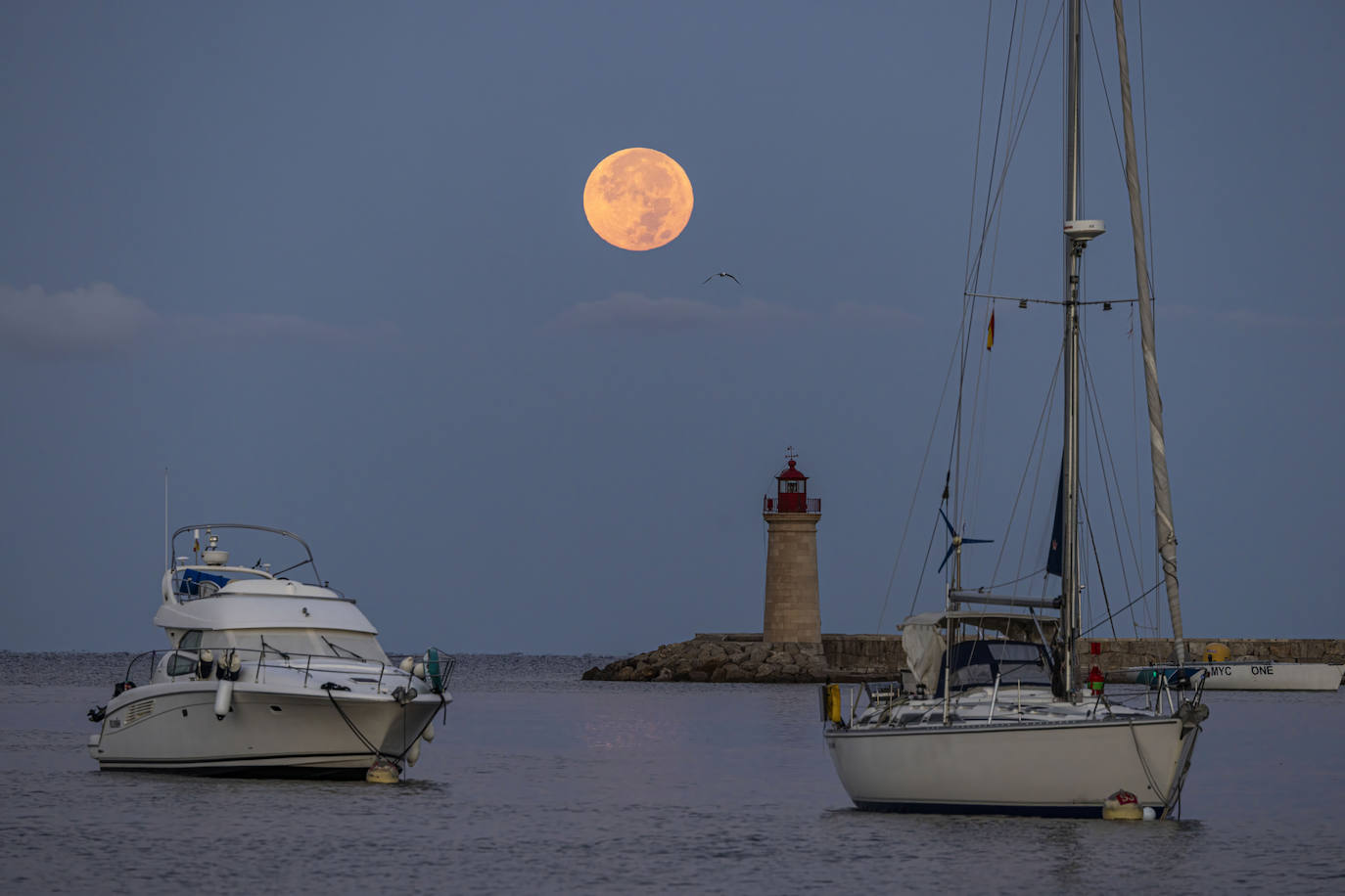 La Superluna Azul tras el Faro del Puerto de Andrach, Mallorca