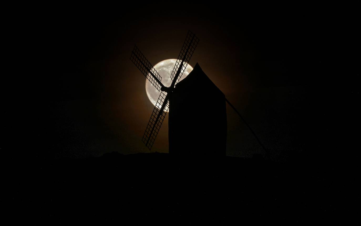 La Superluna Azul sale detrás de un molino de viento en Consuegra, provincia de Ciudad Real, España