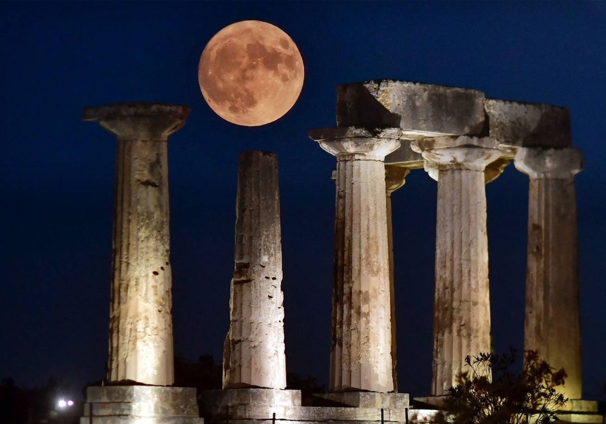 La Superluna Azul se eleva sobre el templo de Apolo en la antigua Corinto, en Grecia