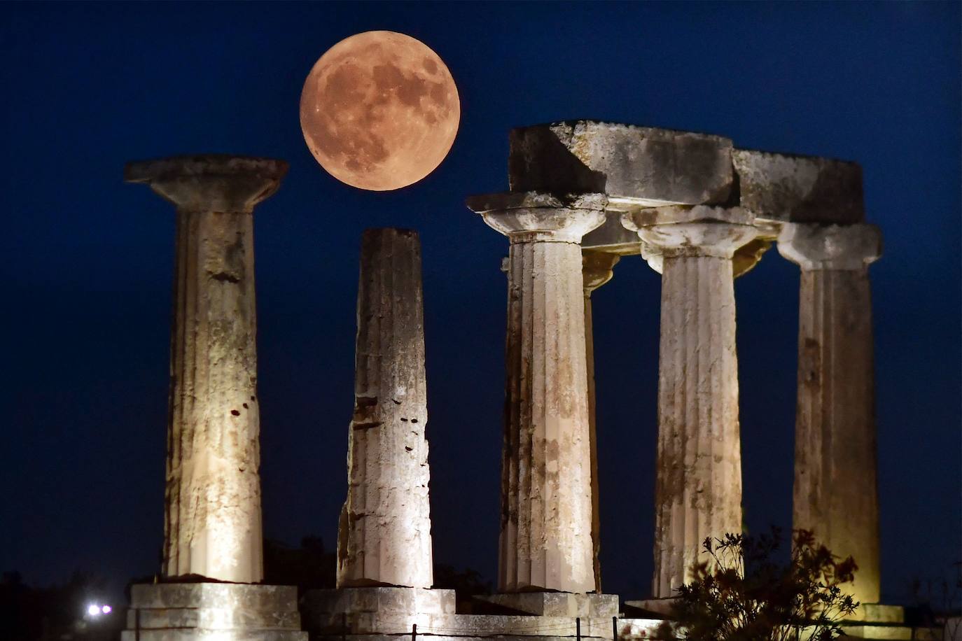 La Superluna Azul se eleva sobre el templo de Apolo en la antigua Corinto, en Grecia