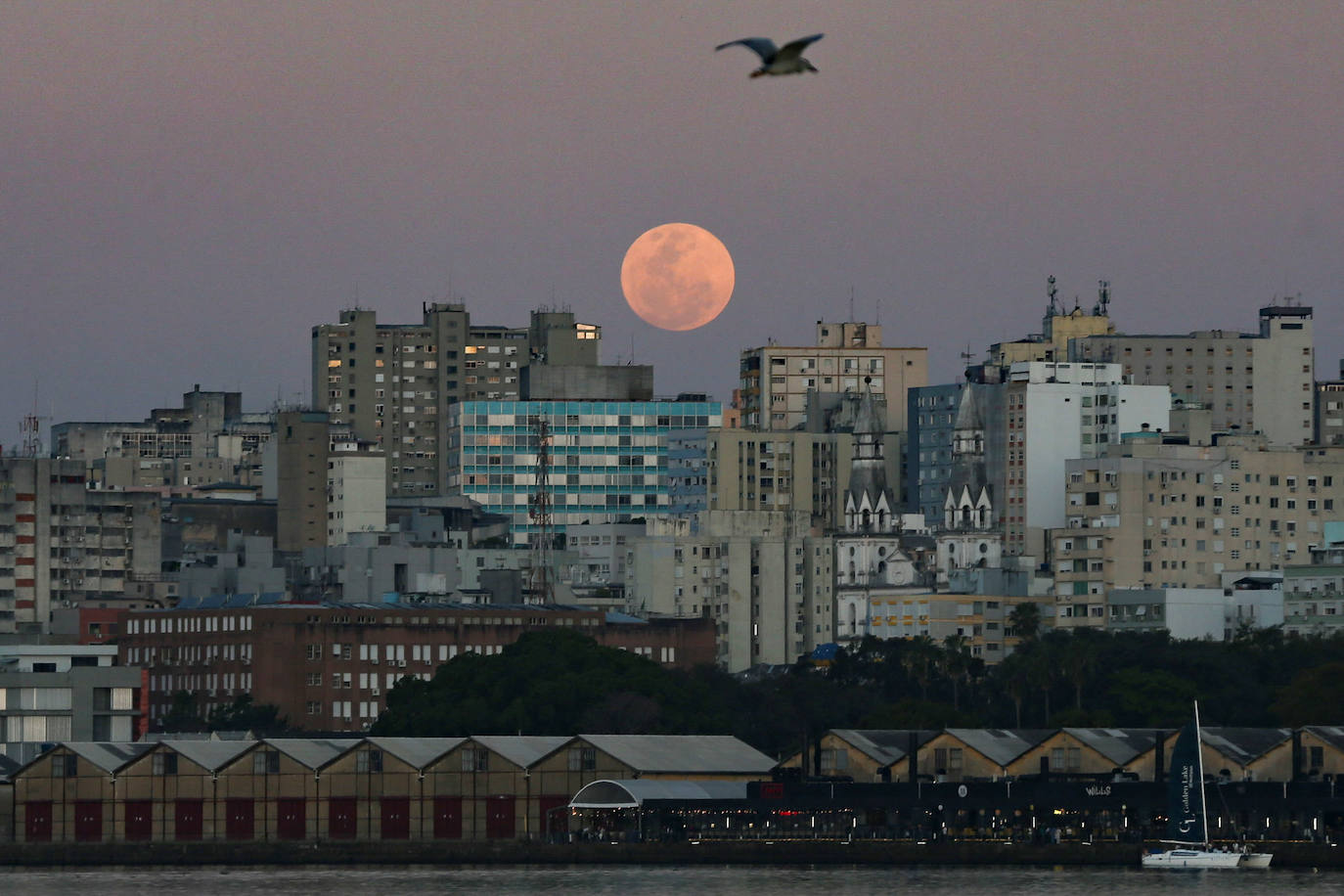 Así se vio la Superluna Azul sobre la ciudad de Porto Alegres, Brasil