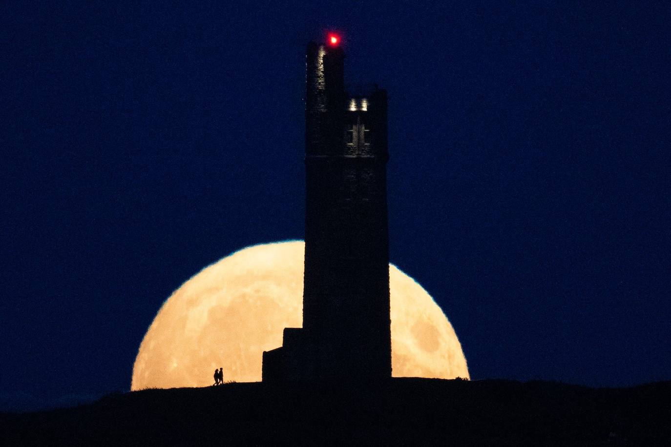 La Superluna Azul sale por detrás de la Torre Victoria en Castle Hill, sobre Huddersfield, Reino Unido