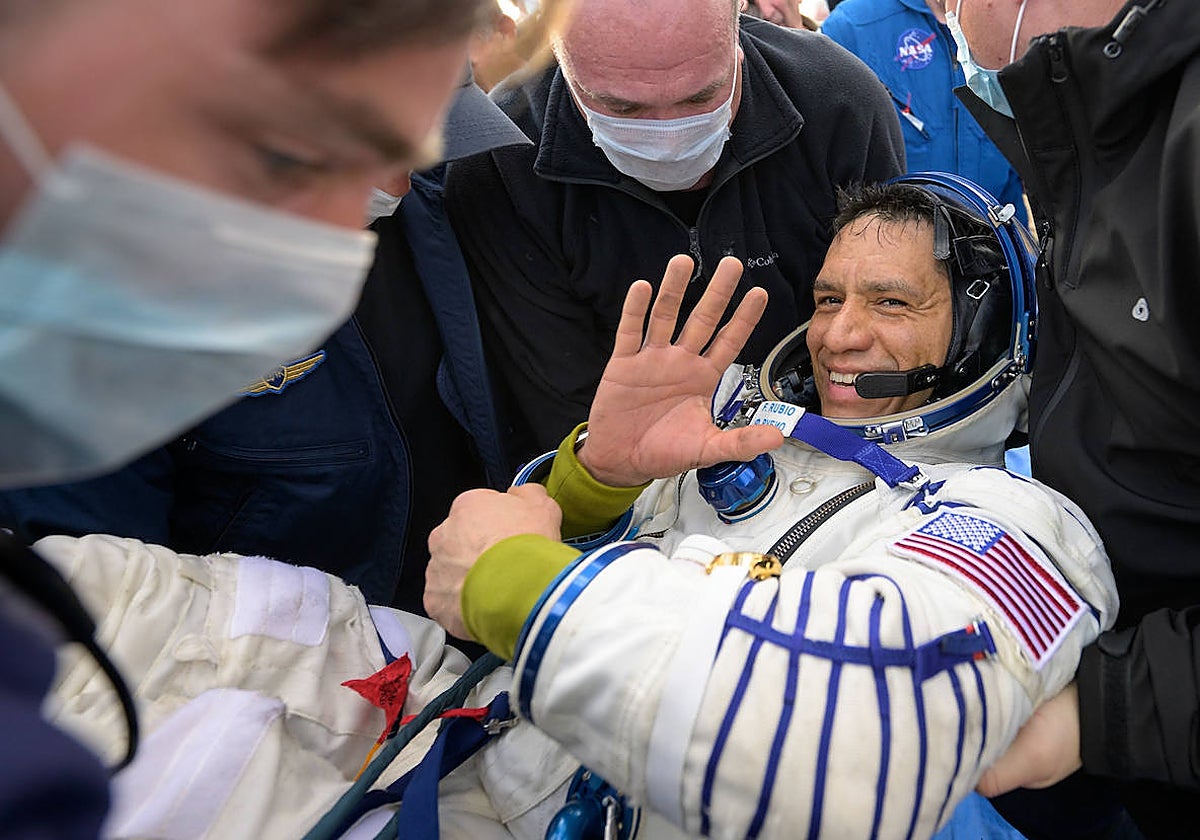 El astronauta de la NASA, Frank Rubio, de regreso después de una misión de un año en la Estación Espacial Internacional