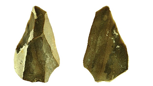 Esta es una de las herramientas (vista desde tres ángulos diferentes) que ayudaron a los científicos a poner fecha a la antigua migración humana