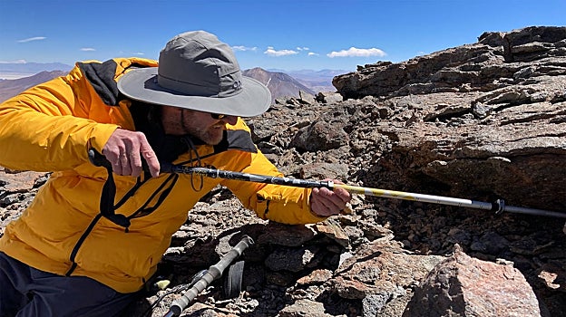 Un miembro del equipo de investigación en la cumbre del Ojos del Salado, 6.893 m (Puna de Atacama, Chile-Argentina)