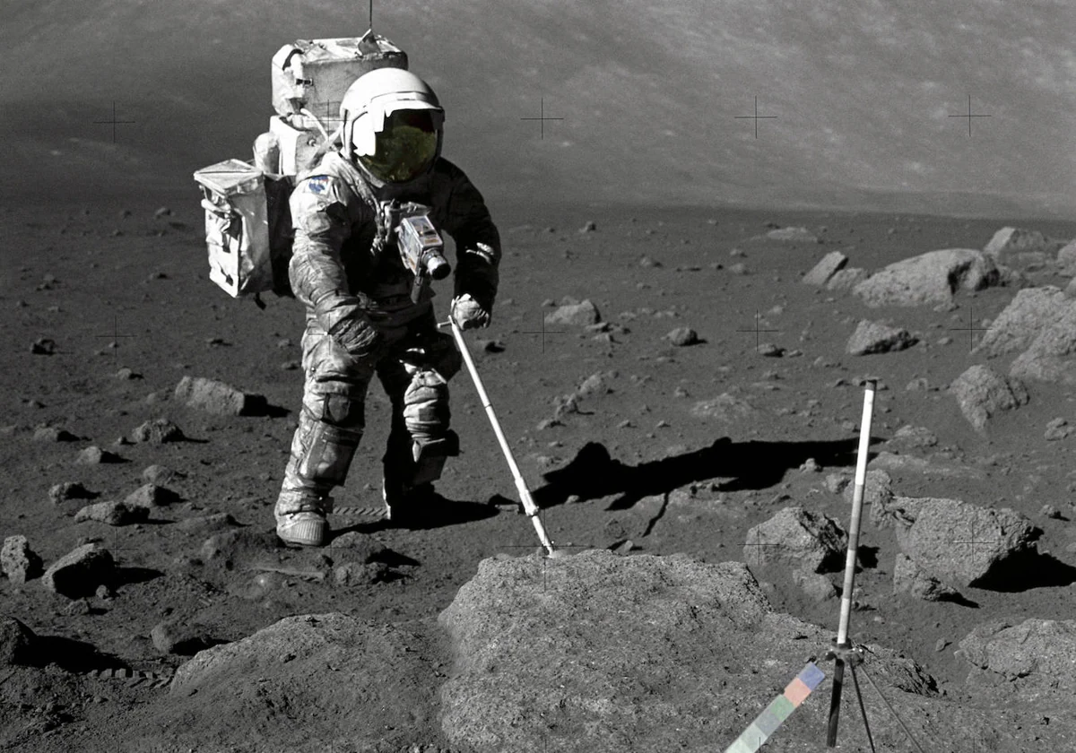 En la imagen, de 1972, el astronauta Harrison Schmit, del Apolo 17, aparece totalmente cubierto de polvo lunar