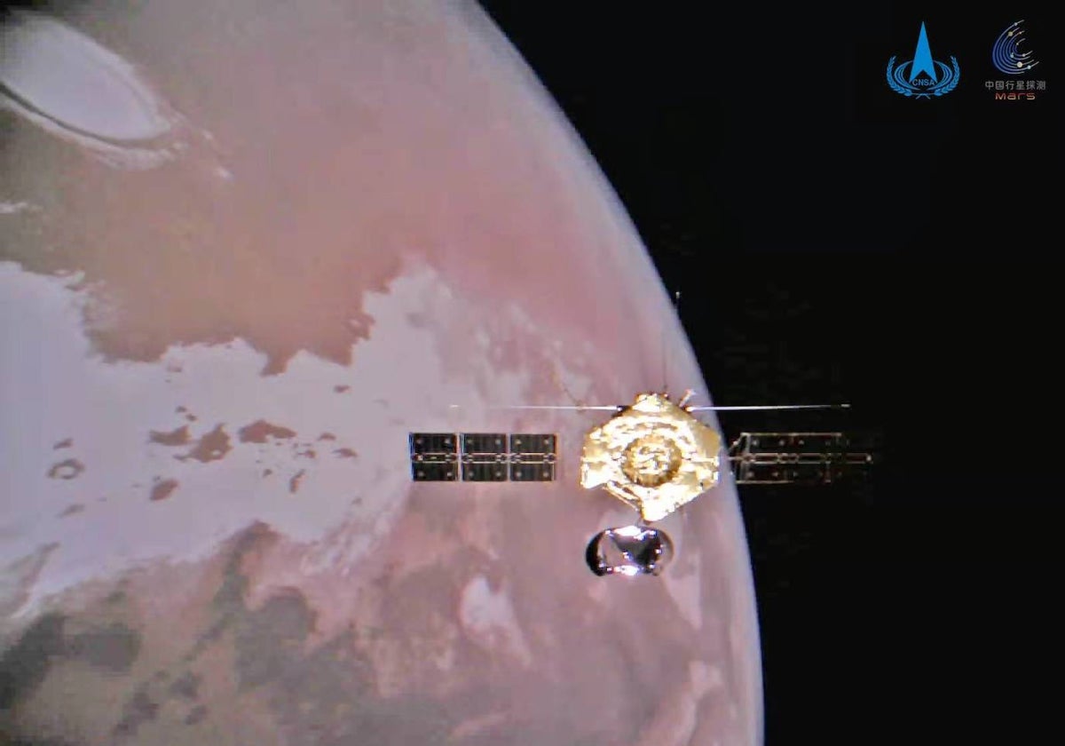 La sonda Tianwen 1 en órbita de Marte vista por una cámara desechable