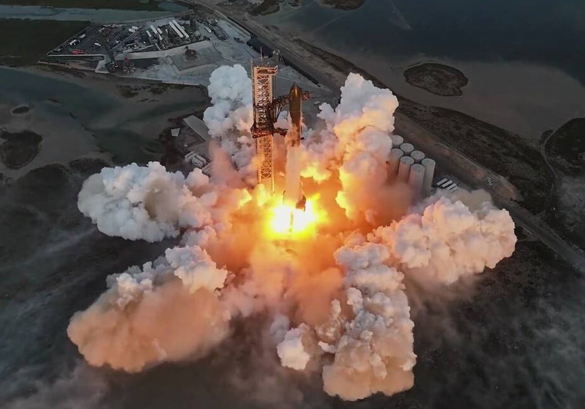 Segunda espectacular prueba de la Starship, situada sobre el cohete Super Heavy, realizada el 18 de noviembre desde el espaciopuerto de Boca Chica, en Texas