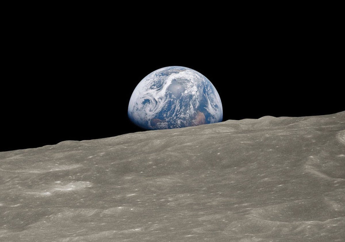 La imagen restaurada de Earthrise. Se ha coloreado una imagen de alta calidad en blanco y negro utilizando tonos de las fotos originales en color