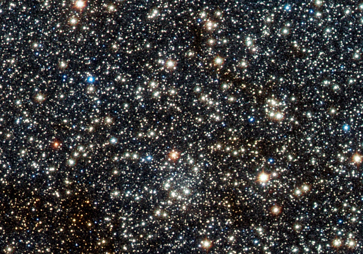 Imagen tomada con el telescopio VISTA de la región central de la Vía Láctea. En el centro, el cúmulo globular VVV CL002