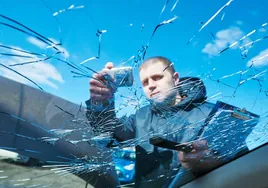 ¿Por qué el impacto de una piedra puede romper la ventana del coche?