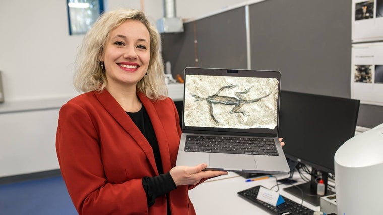 La investigadora Valentina Rossi con una imagen de Tridentinosaurus antiquus