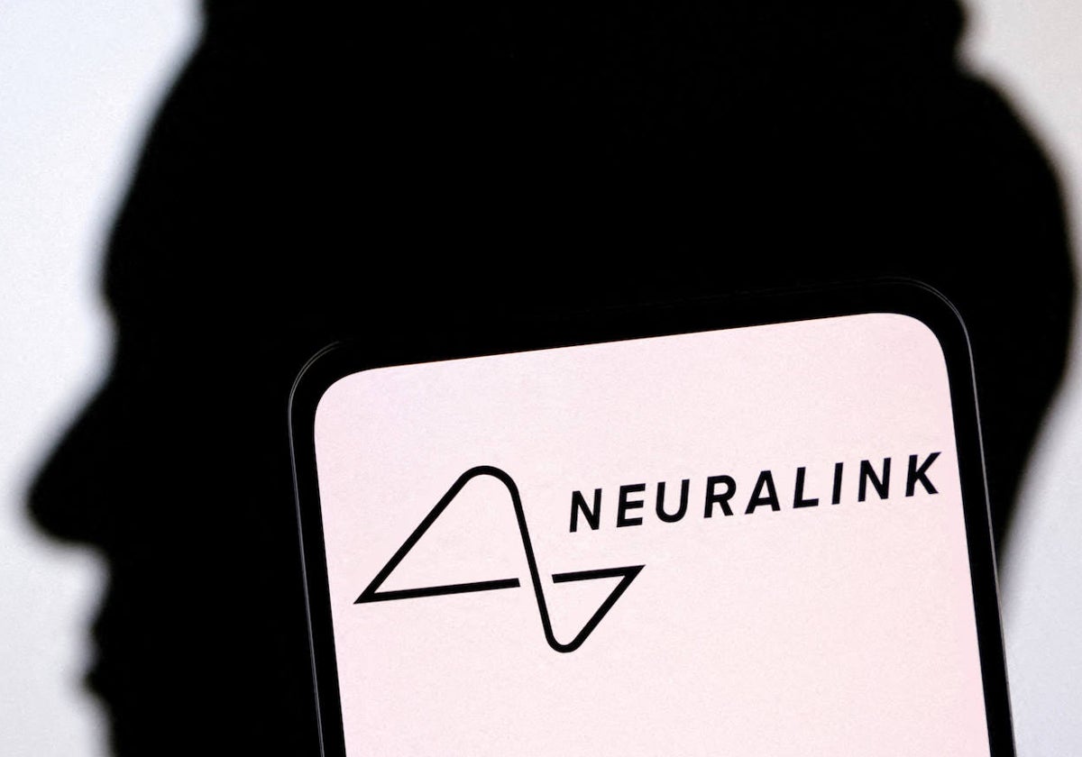El logotipo de Neuralink sobre la silueta de Elon Musk