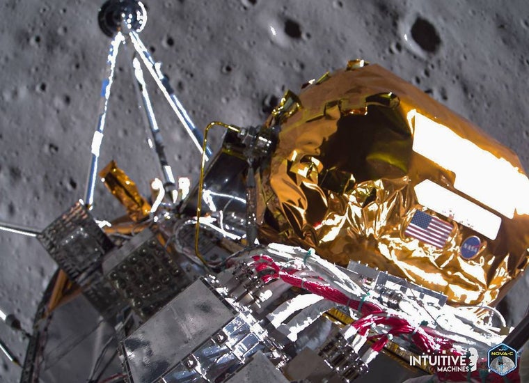 La nave Odiseo a 30 metros sobre la superficie lunar momentos antes de su descenso