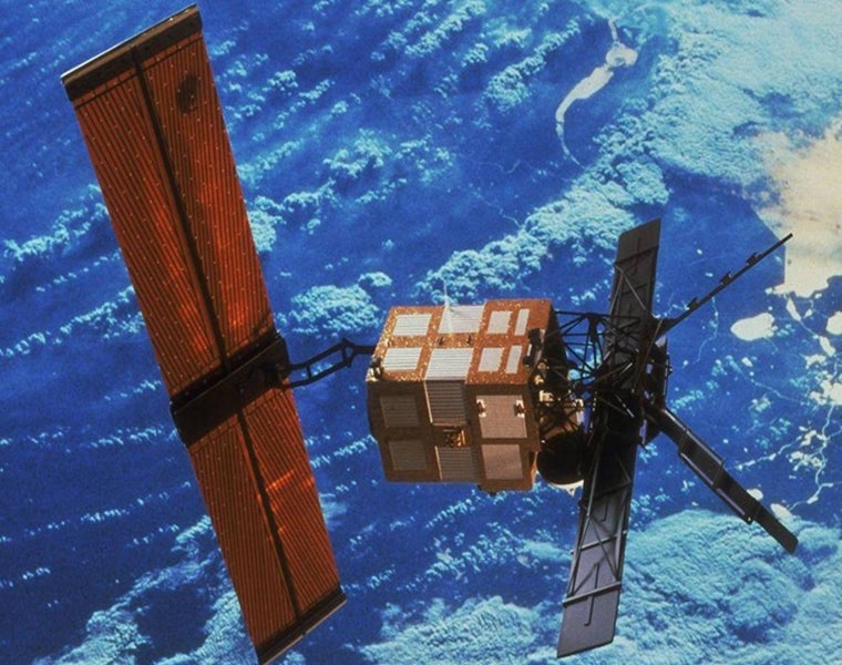 Una imagen el ERS-2 tomada en es espacio. Las instantáneas captadas por radar muestran cómo los paneles solares (a la izquierda, en naranja y rayas negras) acabaron torcidos y aplastados en las horas anteriores a su reentrada en la atmósfera, sobre el Océano Pacífico