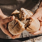 ¿Por qué el pan se pone duro y las galletas blandas?