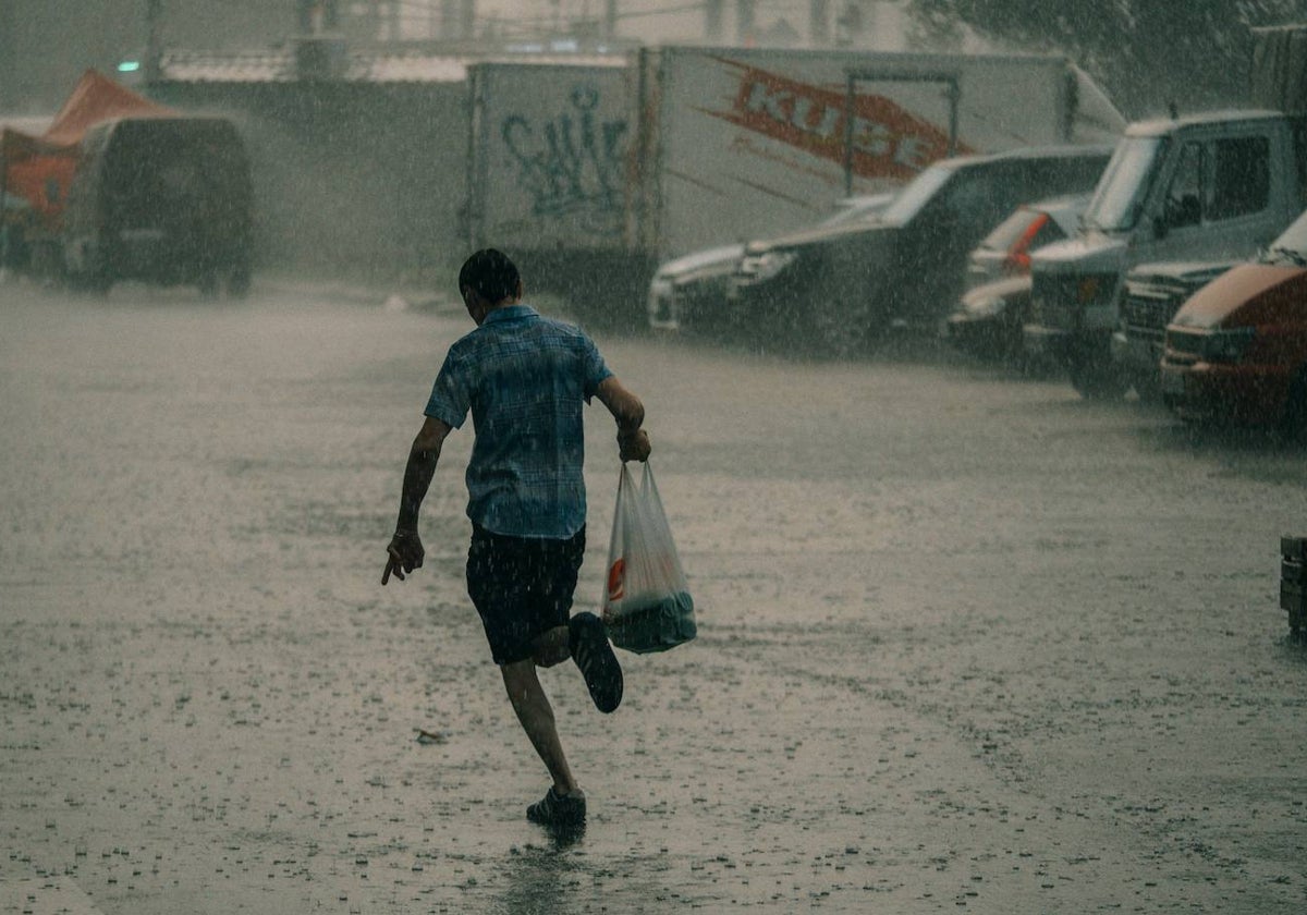 Andar o correr bajo la lluvia, ¿cuál opción es la más acertada?