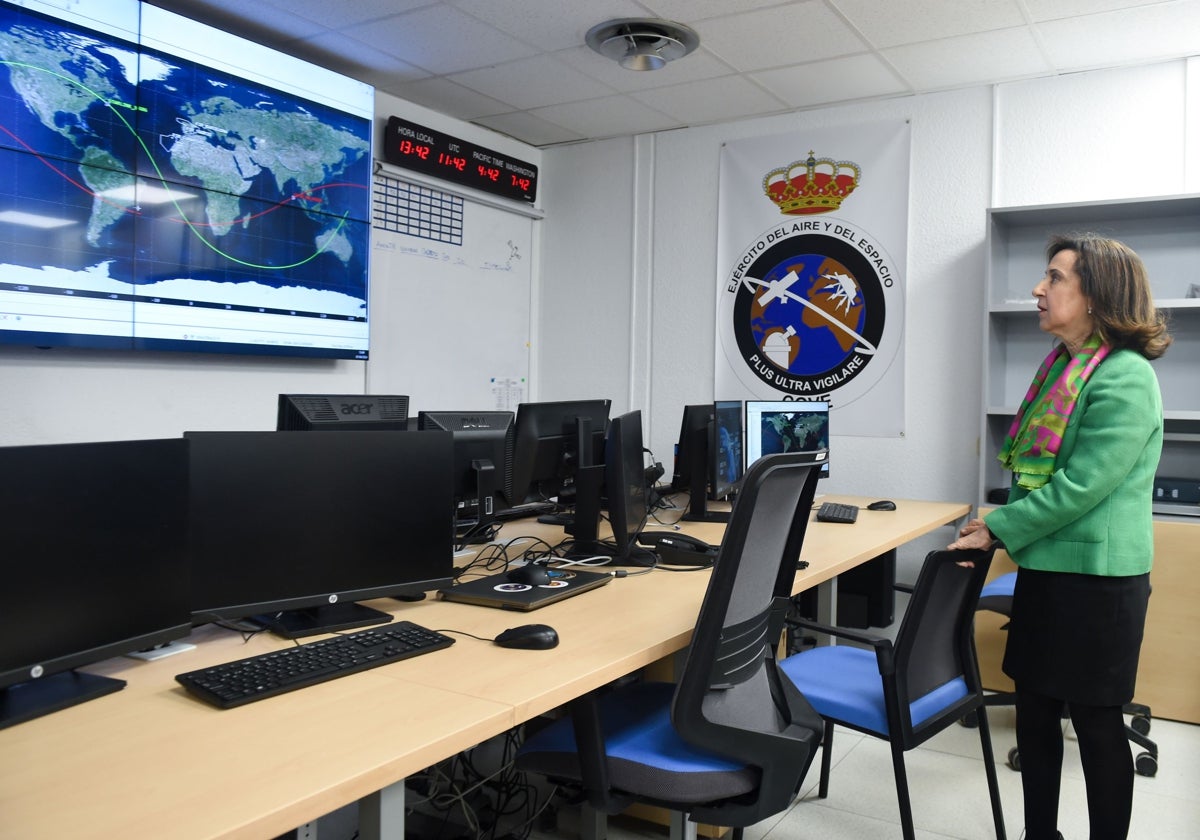 La ministra de Defensa, Margarita Robles, en una visita al Centro de Operaciones de Vigilancia Espacial (COVE)