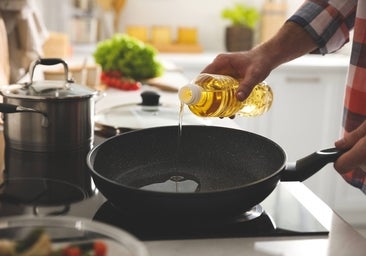 ¿Por qué la comida se queda pegada al centro de las sartenes?