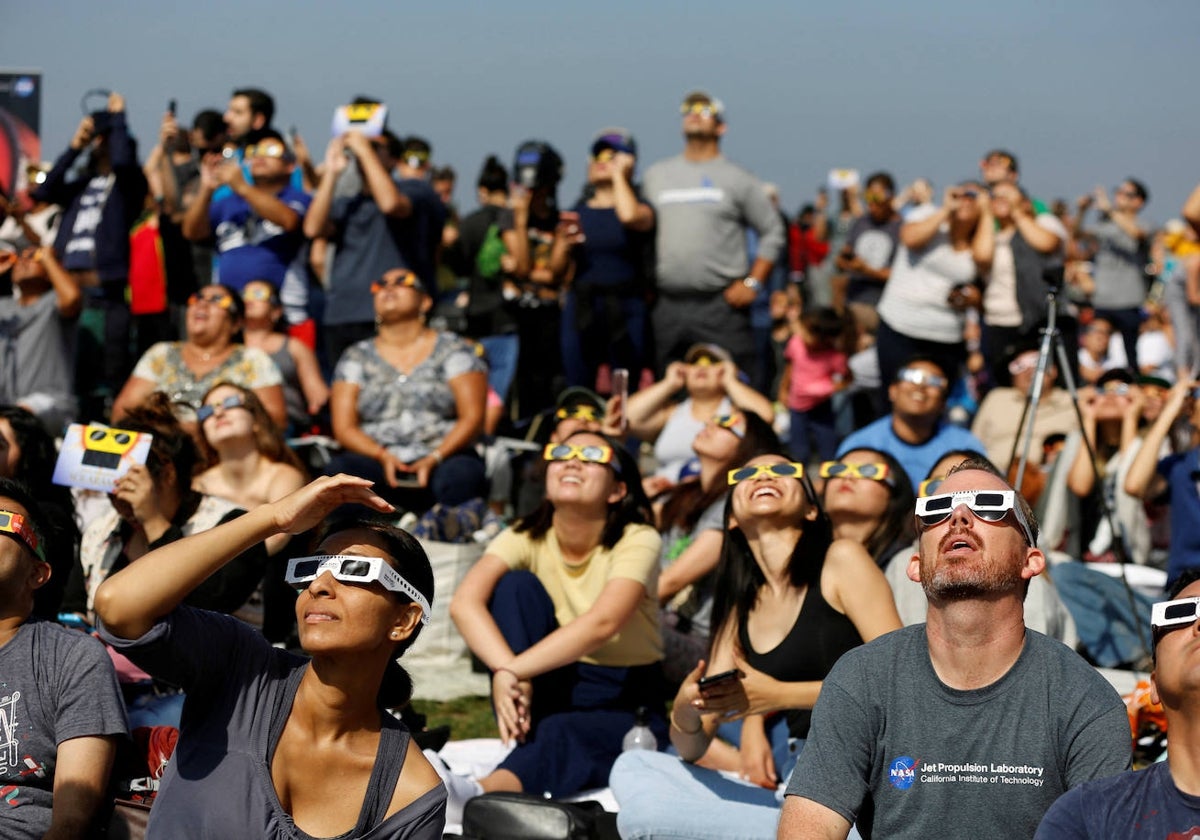 La gente observa el eclipse solar en el césped del Observatorio Griffith en Los Ángeles, California, EE. UU., 21 de agosto de 2017