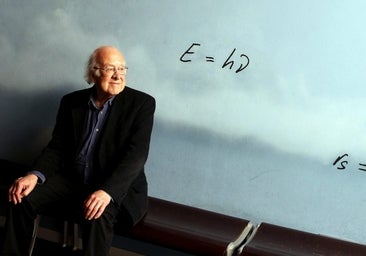Muere Peter Higgs, el físico que descubrió el bosón de Higgs, conocido (a su pesar) como la 'partícula de Dios'