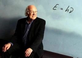 Muere Peter Higgs, el físico que descubrió el bosón de Higgs, conocido (a su pesar) como la 'partícula de Dios'
