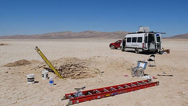 Trabajos de excavación y el camión-laboratorio de los científicos