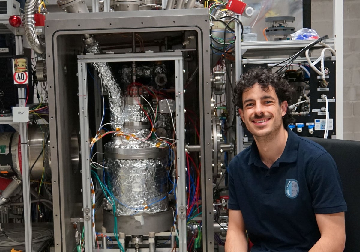 Mateo Rejón, delante del experimento LUMEX para extraer agua de la Luna