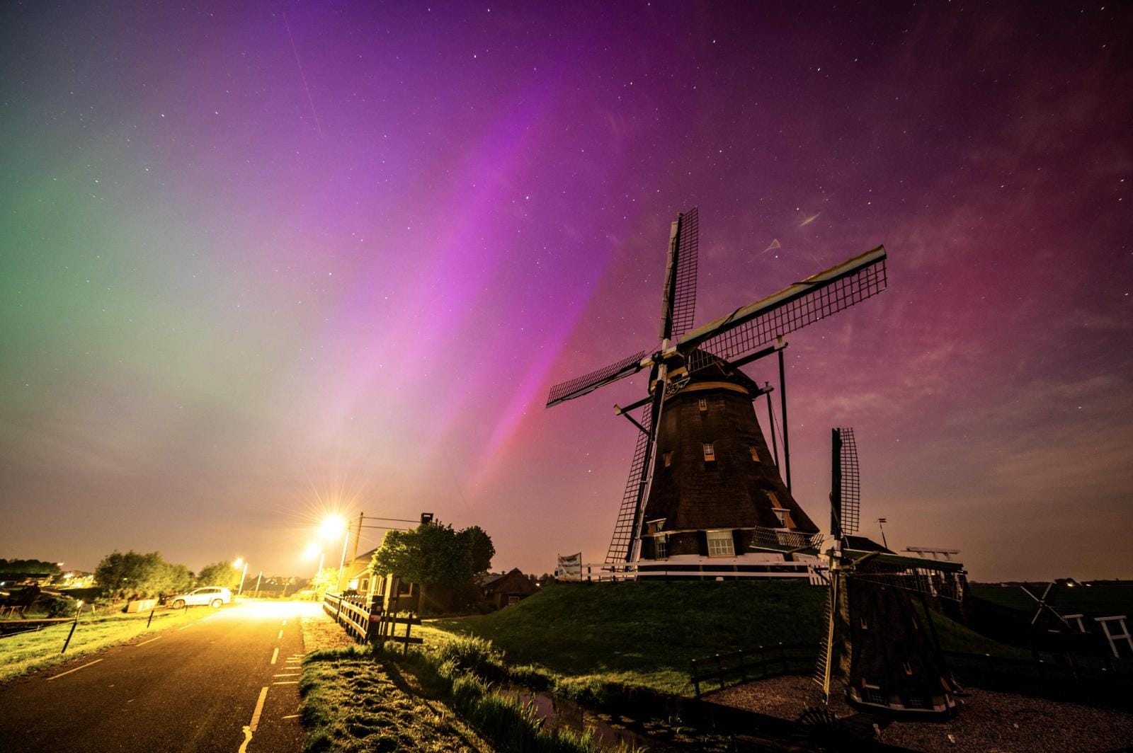 La aurora boreal en Aarlanderveen, Países Bajos