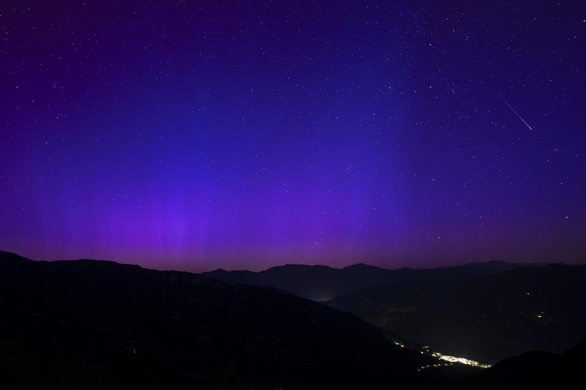 Aurora boreal desde el Mirador de la Figuerassa, en Cercs, Barcelona, Cataluña