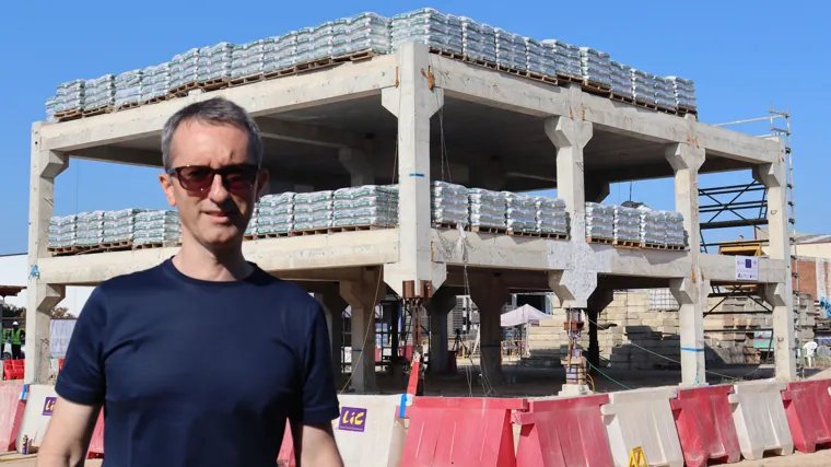 El ingeniero José Miguel Adam, con el edificio probeta para probar técnicas de construcción a escala real