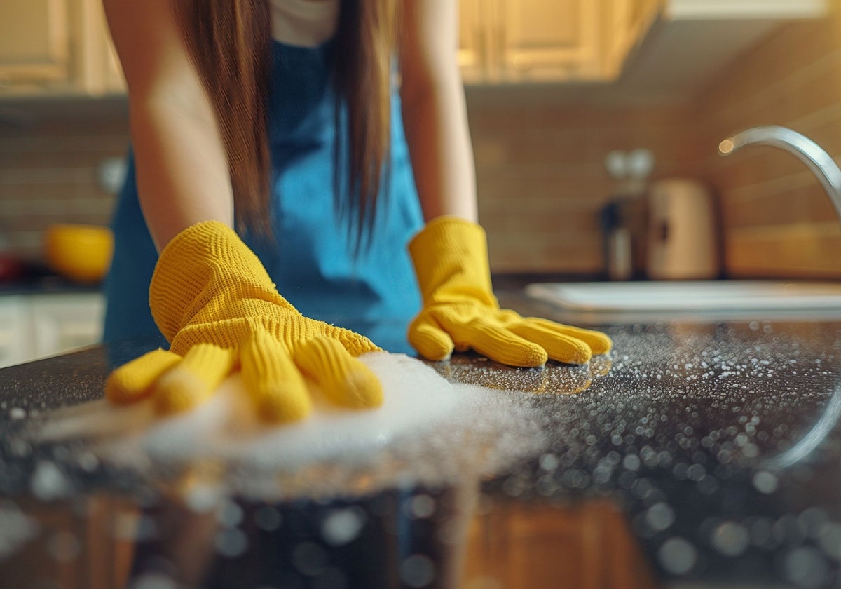 Una mujer limpia una cocina