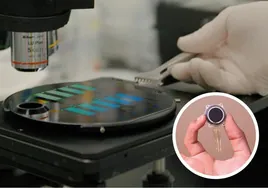Inspección de una oblea de silicio que contiene conjuntos de microelectrodos de película delgada que constituyen los hilos del implante