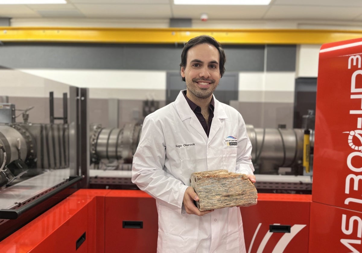 Hugo Olierook, de la Universidad de Curtin con una roca que contenía los cristales de circón analizados en esta investigación
