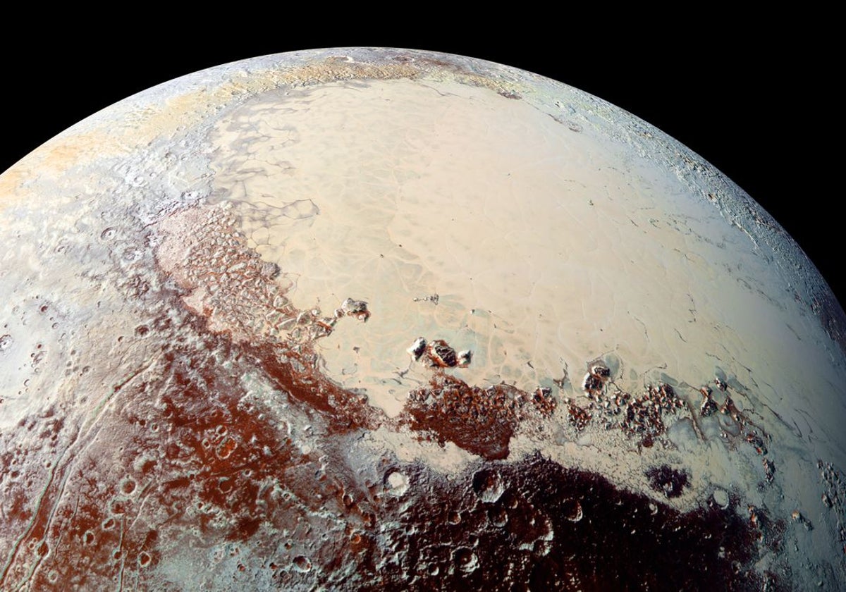 La cuenca Sputnik Planitia, una vasta extensión de hielo rica en nitrógeno, monóxido de carbono y metano, que forma el lóbulo izquierdo del famoso 'corazón de Plutón'