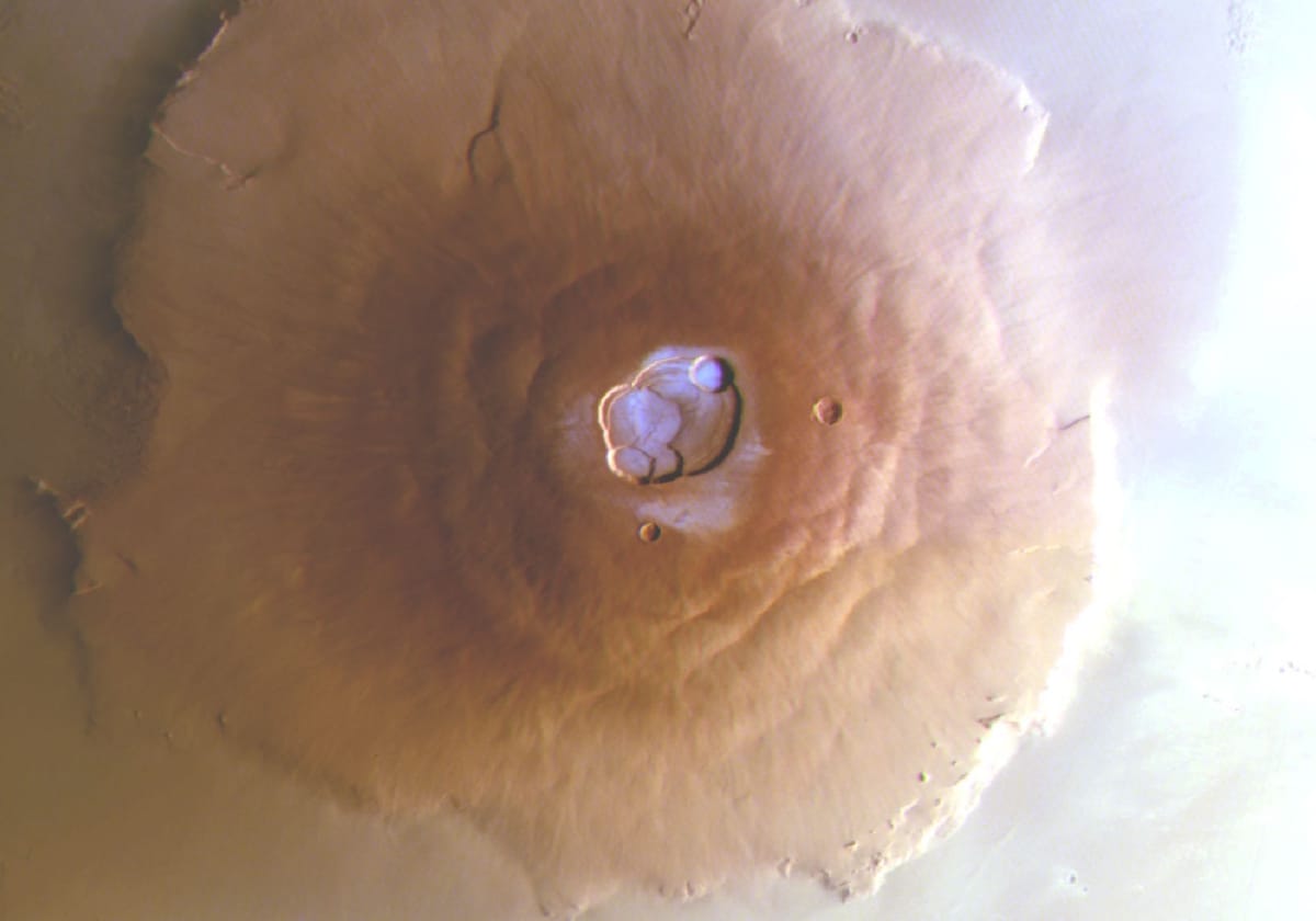La imagen de la cámara HRSC de la nave Mars Express muestra hielo en el fondo de la caldera del Monte Olimpo, el más alto de todo el Sistema Solar