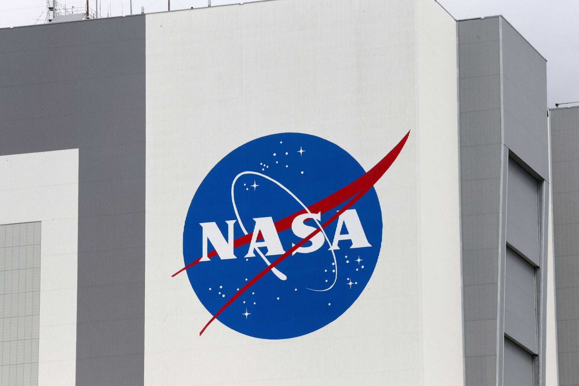 Logo de la NASA en el Kennedy Space Center.