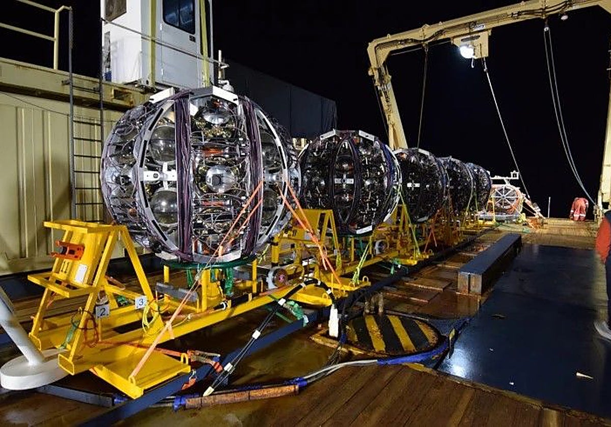 Cinco detectores de ARCA, a bordo de un barco y a ponto de ser desplegados en el fondo marino