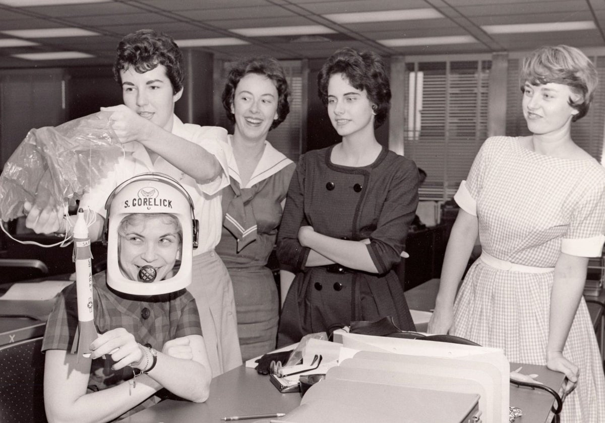 Algunas de las integrantes del Mercury 13 el día en que S. Gorelick (con el casco) dejó su trabajo por ir a las pruebas de la NASA. Se cancelarían dos días después