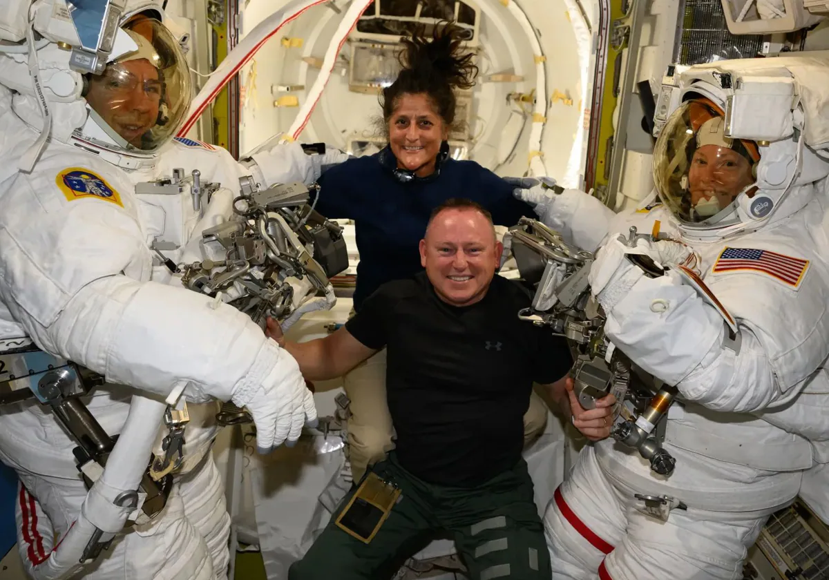 Los astronautas americanos captados en la Estación Espacial Internacional. Foto: ABC News.   