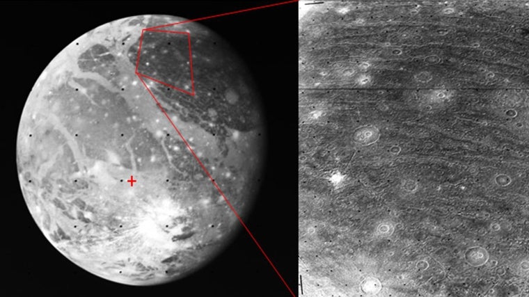 Una buena parte de la superficie de Ganímedes está cubierta por surcos (derecha) que forman círculos concéntricos alrededor de un punto específico, el lugar de impacto de un gran asteroide