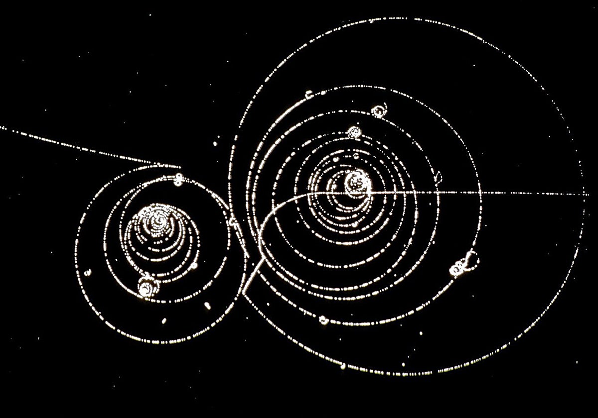 Así decae un kaón positivo. Las partículas que produce su desintegración aparecen dibujando espirales en el campo magnético de una cámara de burbujas