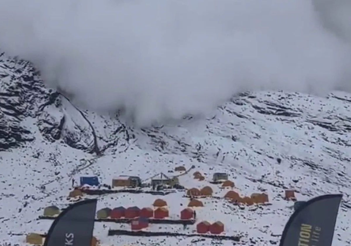 Una avalancha sobre el campo base del Manaslu