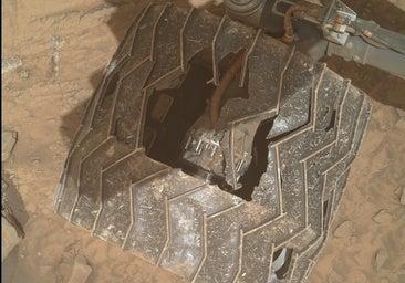 El Curiosity avanza sobre las rocas de Marte con una rueda rota