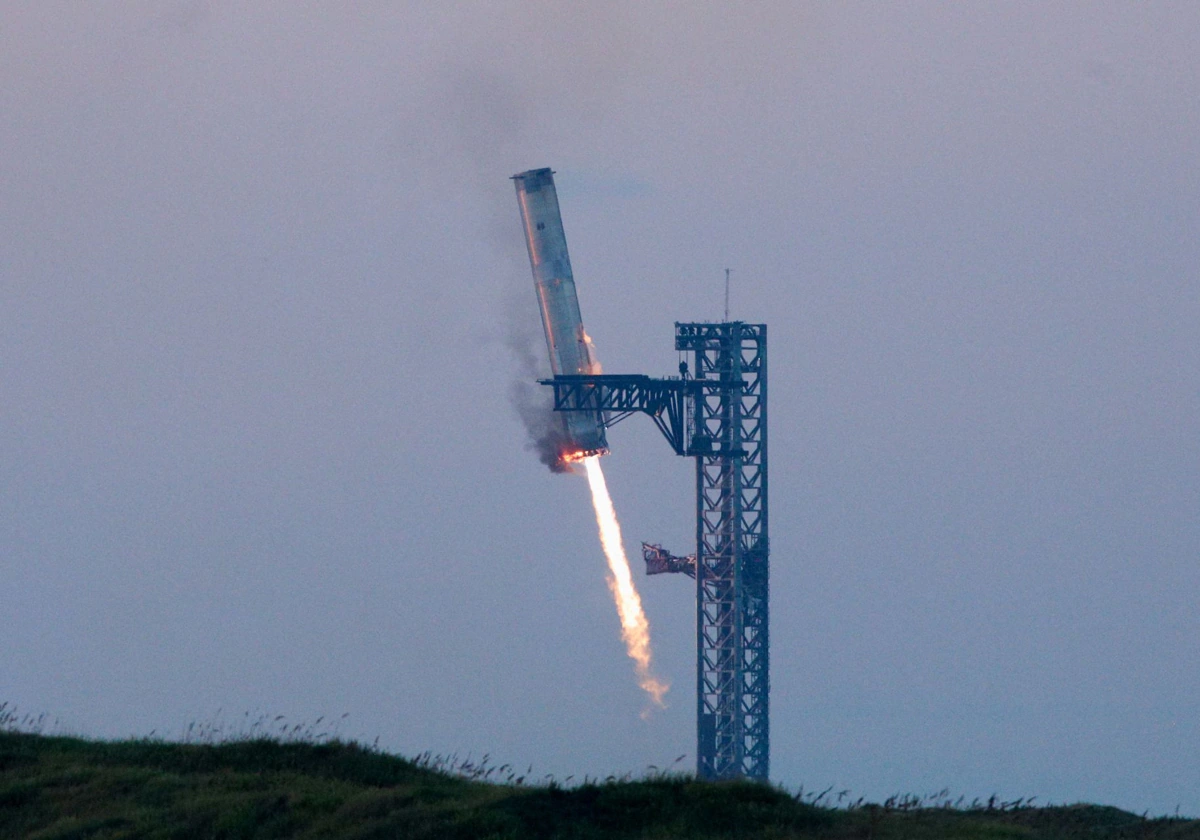 El propulsor Super Heavy de SpaceX aterriza durante la quinta prueba de vuelo de Starship