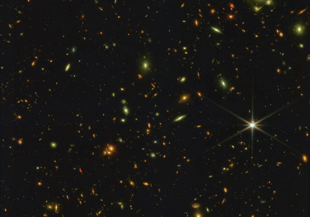 Imagen del Telescopio Espacial James Webb del protocúmulo de formación estelar PHz G191.24+62.04, hace 11.000 millones de años. Cada galaxia produce muchos agujeros negros