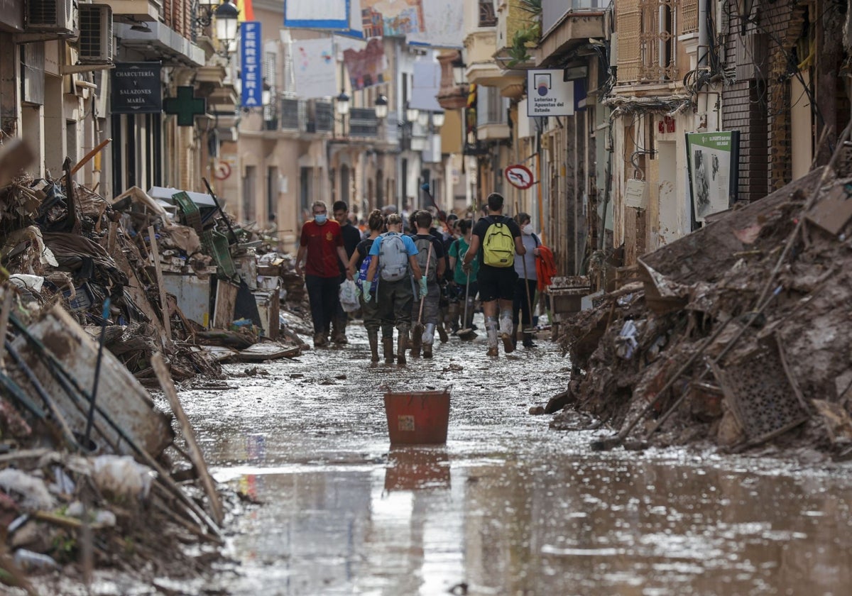 Una de la calles encharcadas de Paiporta